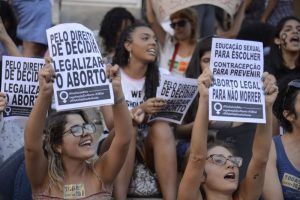 Rio de Janeiro - Mulheres protestam contra PEC 181 que pode criminalizar o aborto, na Cinelândia (Tomaz Silva/Agência Brasil)