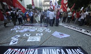 Rio de Janeiro - Passeata de estudantes, movimento sociais, sindicais e partidos de esquerda em repúdio ao golpe militar de 1964 percorre a Avenida Rio Branco para cobrar justiça pelas vítimas da ditadura e punição aos torturadores.