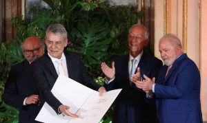 Brazil's President Luiz Inacio Lula da Silva presents the Camoes Award to Brazilian singer and writer Chico Buarque, next to President of the Jury Manuel Frias and Portugal's President Marcelo Rebelo de Sousa, in Lisbon, Portugal April 24, 2023. REUTERS/Rodrigo Antunes